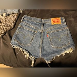 Selling Levi shorts due to no longer fitting
